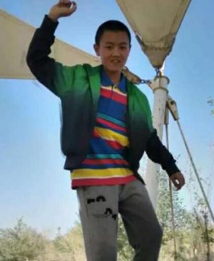 新疆急寻男孩谢尚志17岁石河子二中学生，穿白色T恤黑色短裤