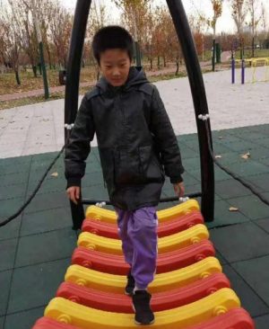 急寻：天津10岁男孩王鈺涵离家出走未归，穿红色棉衣，拿白色塑料袋
